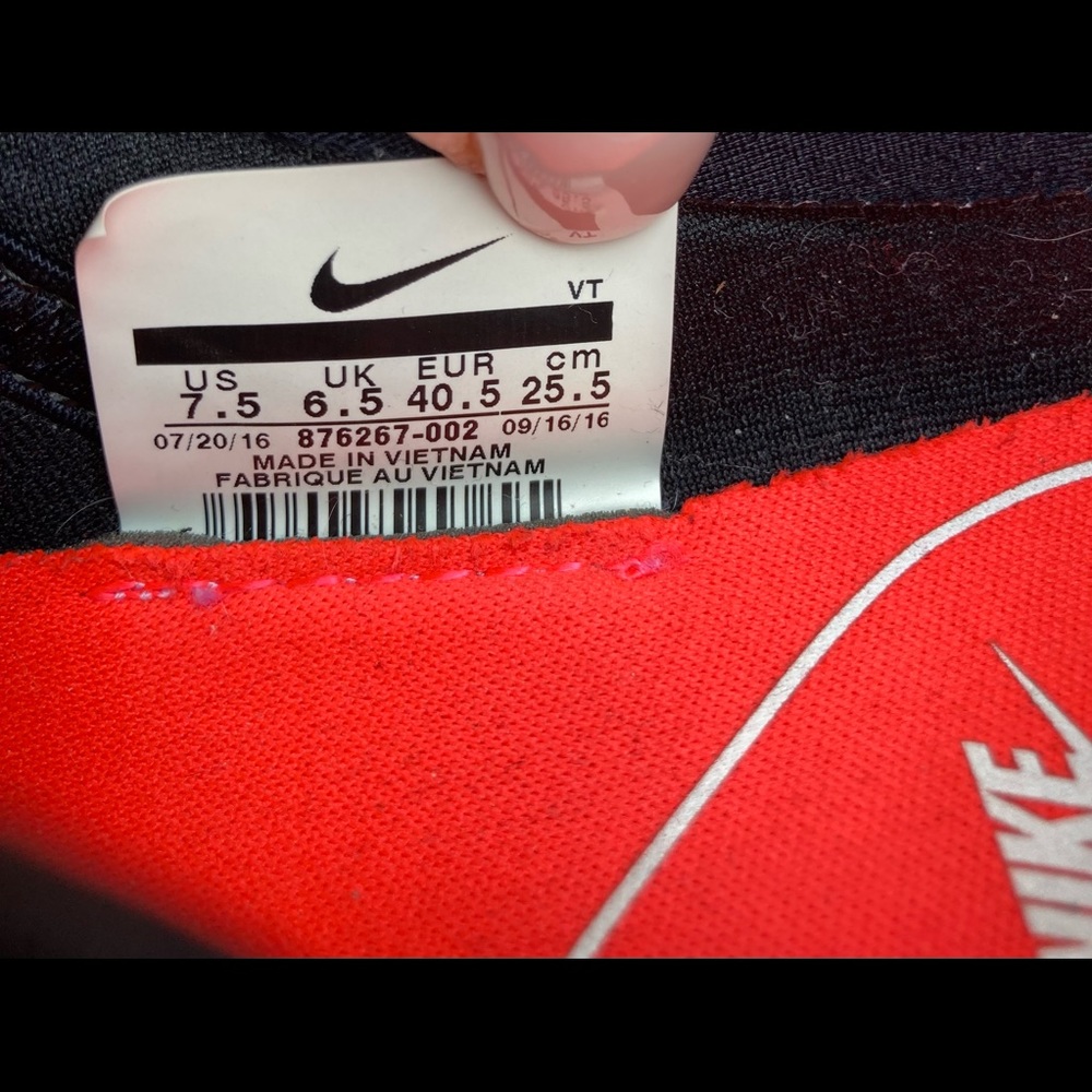 Sz.7.5 Black Nike shoes, - Picture 5 of 5